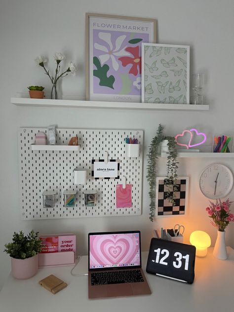 Room Ideas Desk Decor, Desk Dexor, Cute Desk Top Ideas, Room Desk Wall Decor, Preppy Room Ideas Desk, Ikea Desk Layout, Athletic Desk Ideas, Desk Inspo Ikea, Desk Board Ideas Aesthetic