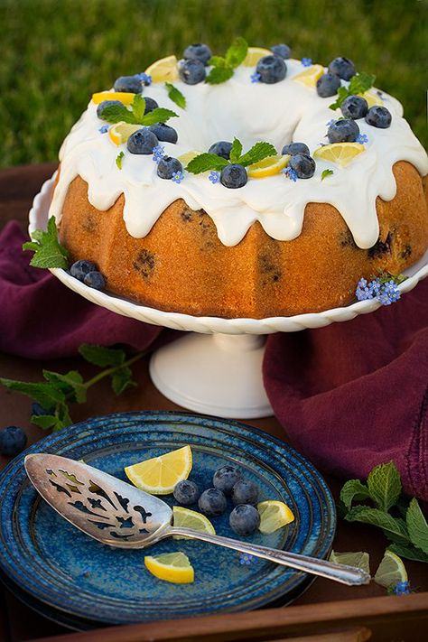 Lemon Bundt Cake Decoration, Blueberry Cake With Cream Cheese Icing, Decorating Bundt Cakes Ideas, Bundt Cake Decorating Ideas, Bundt Cake Decorations, Lemon Blueberry Bundt, Lemon Cream Cheese Icing, Lemon Blueberry Bundt Cake, Blueberry Bundt