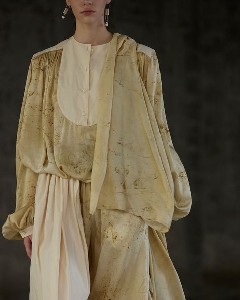 Uma Wang 2023, Earthy Runway Fashion, Chinese Wasteland Fashion, Wang Sweatshirt, Uma Wang Spring 2022, Natural Dyes, Fashion Details, Wabi Sabi, Modest Outfits