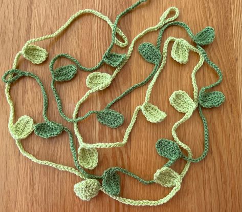 🌿🌿 Pretty  crochet leaf garland. 🌿🌿 Perfect to bring greenery into your home!  Available in two colours (sold separately):  - Dark Green  - Light green Dark green is approximately 150cms.  Light green is approximately 170cms.  Made to order, delivered in 10 days. Crochet Dark Green, Crochet Leaf Garland, Green Crochet Projects, Lace Tutorial, Crochet Poppy, Crochet Leaf, Crochet Garland, Crochet Leaf Patterns, Bug Crafts