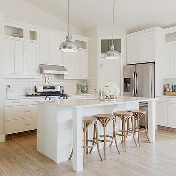 Small Modern Farmhouse Kitchens, L Shaped Kitchen With Island, Small Country Kitchens, Modern White Kitchen Cabinets, White Kitchen Renovation, Small White Kitchens, Chic Kitchen Decor, Small Kitchen Cabinets, Kitchen With Island