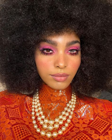 Eyeshadow Looks: Brighter Is Better. An electric pink wash of color. Click through for 25 colorful eyeshadow looks. #eyeshadow #colorfuleyeshadow #eyeshadowlooks #pinkeyeshadow IG: @nikki_makeup 70s Makeup Look, 70s Hair And Makeup, 80s Makeup Looks, 80’s Makeup, Red Eyeshadow Look, Disco Makeup, Pink Eyeshadow Look, 70s Makeup, 80s Makeup