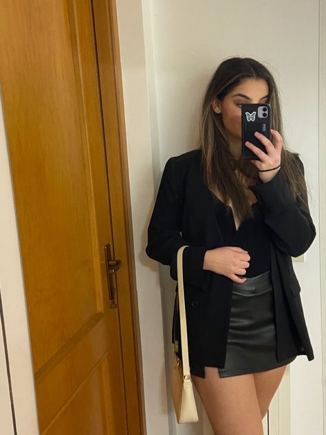 Black Outfit With Blazer, Blazer Outfits For Women Casual, Outfit Gala, Outfit With Blazer, Blazer With Skirt, Black Blazer Outfit, Black Skirt Outfits, Leather Skirt Outfit, Blazer Outfits For Women