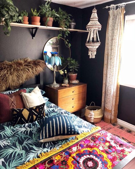 Diagonal Bed, Vintage Furniture Bedroom, Guatemalan Decor, Eclectic Inspiration, Horse House, Boho Bedrooms, Bedroom Decor On A Budget, Farmhouse Style Bedrooms, Babe Cave