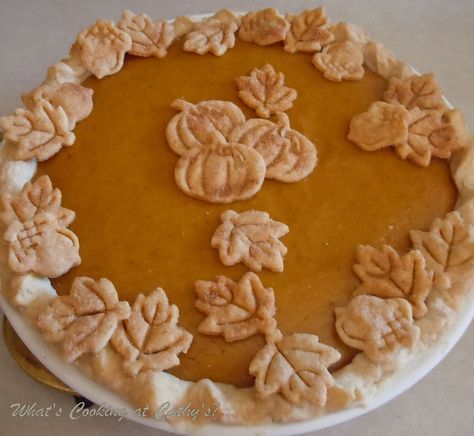 Maple Pumpkin Pie via What's Cooking At Cathy's? Love how she decorated the pie with left-over pie crust cut-outs. Maple Pumpkin Pie Recipe, Maple Pie, Fancy Pie Crust, Maple Pumpkin Pie, Pie Crust Art, Pumpkin Pie Crust, Beautiful Pie Crusts, Pumpkin Pie Ingredients, Decorative Pie Crust