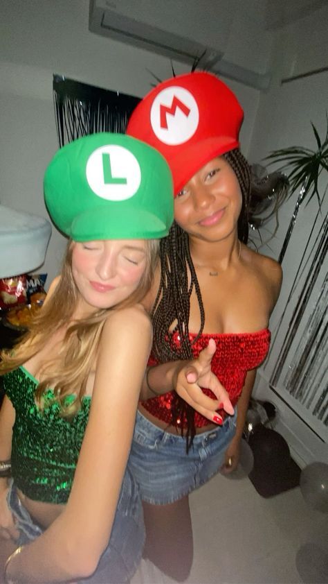 Preppy Mario And Luigi Costumes, Duo Simple Costumes, Cute Duo Halloween Outfits, Girl Mario And Luigi Costumes, Lugi And Mario Costumes, Cute Mario And Luigi Costumes, Female Mario Costume, Duo Halloween Costumes Mario And Luigi, Duo Halloween Costumes Creative