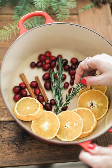 an easy DIY christmas simmering potpourri pot Fresh House Smell, House Smell Like Christmas, Holiday Smells, Cinnamon Smell, Smell Like Christmas, Simmer Pot Recipes, Potpourri Recipes, Christmas Smell, House Smell Good