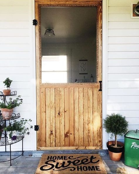 24 Awesome DIY Screen Door Ideas to Build New or Upcycle the Old Screen Door Ideas, Old Screen Doors, Diy Screen Door, Diy Screen, Sliding Screen Doors, Rustic Porch, Entry Ways, Primitive Homes, Front Steps