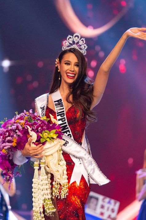 Catriona Gray, Miss Universe Philippines 2018 is crowned Miss Universe at the conclusion of the three-hour special programming event on FOX at 7:00 PM ET live/PT tape-delayed on Sunday, December 16, 2018 at the IMPACT Arena in Bangkok, Thailand. The new winner will move to New York City where she will live during her reign and become a spokesperson for various causes alongside The Miss Universe Organization. HO/The Miss Universe Organization Pageant Tips, Catriona Gray, Miss Universe Philippines, Miss Philippines, Miss France, Bridal Accessories Jewelry, Miss America, Miss Universe, Miss World