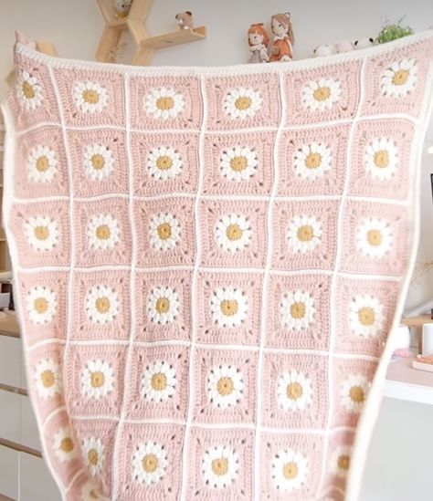 Granny Square Flower Blanket, Daisy Granny Square Blanket, Cute Crochet Blanket, Granny Square Flower, Pastel Crochet, Crochet Baby Hat Patterns, Crochet Tutorial Pattern, Knitting Paterns, Baby Hat Patterns