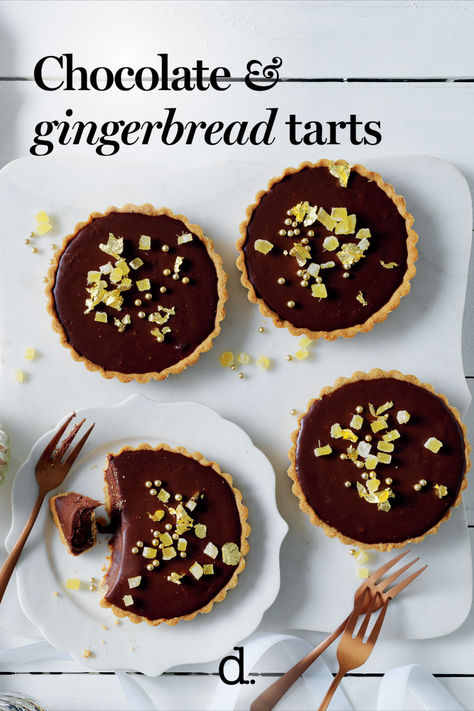 Gingerbread and chocolate is one of our favourite Christmas flavour combinations. This picture-perfect recipe can be used to make individual tarts for a delicate dinner party dessert, or a whole tart made for something show-stopping. Individual Christmas Puddings, Chocolate Gingerbread Tart, Gingerbread Chocolate Tart, Winter Tarts, Gingerbread Tart, Individual Tarts, Individual Christmas Desserts, Dinner Party Dessert, Smell Of Christmas