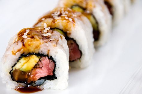 BEEF sushi roll ~ for the fish fearers out there (my hubs included!) :) Beef Sushi Roll, Steak Sushi, Beef Sushi, Roll Sushi, Sushi At Home, Beef Roll, Sushi Party, Sushi Night, Homemade Sushi