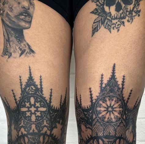 Hᴇʟʟɪᴇ on Instagram: "Thank you so much Alexandria for your trust, I had a massive pleasure creating you these knee armors ⚔️🌹 (Left knee healed + right knee fresh) Made at @parliamenttattoo ⚔️⚔️⚔️⚔️ To book an appointment please DM with your idea (flash or custom), size and placement Flash and projects can be found on my feed or highlights - custom projects are also always welcome ▪️ ▪️ ▪️ @cheyenne_tattooequipment @pantheraink @kwadron @blackclaw ▪️ ▪️ ▪️ #blackworktattoo #tattooe Knee Tattoo Placement, Knee Pit Tattoo, Knee Framing Tattoo, Knee Frame Tattoo, Inner Knee Tattoo, Skull Knee Tattoo, Gothic Windows Tattoo, Knee Tats, Tattoo Goddesses