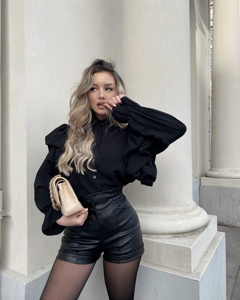 Winter Fashion Outfits Dressy Classy, Short En Cuir, Winter Fashion Outfits Dressy, Instagram Model Outfits, Short Cuir, Black Leather Shorts, Mode Ootd, Elegantes Outfit, Outfit Look