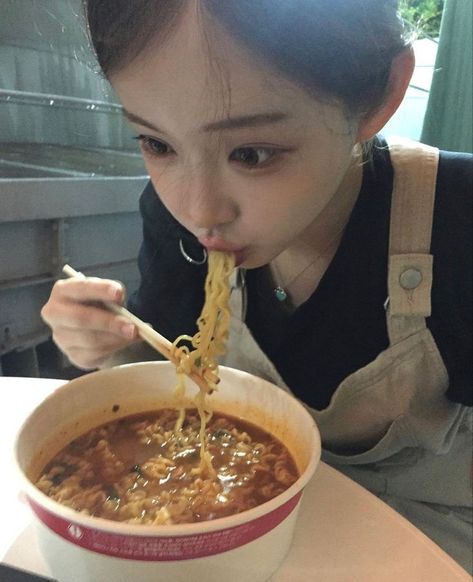 Eating Pictures, Friendship Photoshoot, Instagram 2023, 사진 촬영 포즈, Japan Aesthetic, Instagram Photo Ideas Posts, People Eating, Selfie Ideas Instagram, February 13