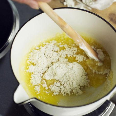 Roux is probably the most common sauce thickener in the culinary arts. Usually it's made with just butter and flour, and it's super easy to make.: Stir In An Equal Amount of Flour Rue Sauce, Rue Recipe, How To Make Roux, Bechamel Recipe, Roux Recipe, Easy White Sauce, Making White Sauce, White Pizza Sauce, Pizza Bianca