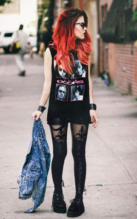 The lovely Luanna from the blog Le Happy is totally rocking our Macbeth Leggings into fall. Totally digging that she paired it with a Doors Tee! Absolutely loving this look. Dark Ombre Hair, Moda Grunge, Luanna Perez, Look Grunge, Walking Down The Street, Ombre Fashion, Look Rock, Black Grunge, Looks Black