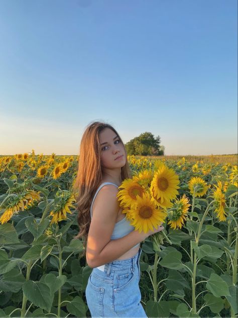 Sunflower Patch, Sunflower Photography, Artsy Aesthetic, Sunflower Pictures, Sunflower Field, Most Beautiful Flowers, Sunflower Fields, Trik Fotografi, Beautiful Flowers Pictures