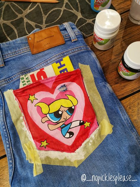 Art childrenn Painted Jean Pockets Ideas, Back Pocket Painting Jeans, Ideas Para Pintar Jeans, Jeans Pocket Painting, Costumized Clothes, Pants Painting Ideas, Things To Paint On Jeans, Jean Pocket Painting, Jeans Painting Ideas