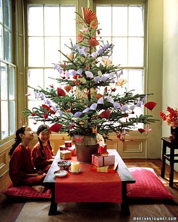 for 2012, given K's obsession with all things Japanese, we will debut a crane + fan themed tree. Origami Tree, Martha Stewart Christmas, Origami Christmas Tree, Japanese Christmas, Vintage Christmas Tree Decorations, Potted Christmas Trees, Creative Christmas Trees, Christmas Origami, Cool Christmas Trees