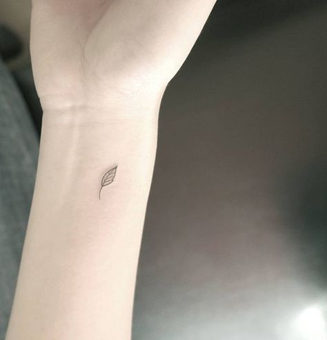 Leaf Tattoo Meaning, Blatt Tattoos, Small Tattoo Ideas For Women, Leaf Tattoo, Shape Tattoo, Omerta Tattoo, Small Tattoo Ideas, Small Girl Tattoos, Tattoo Ideas For Women