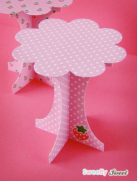 free printable DIY cupcake stand...you could always use the printout as a template and cut out of whatever paper you like! Paper Cupcake Stand, Mini Cupcake Stand, Cardboard Cupcake Stand, Diy Cupcake Stand, Strawberry Shortcake Party, High Tea Party, Diy Cupcakes, Folding Origami, Paper Cupcake