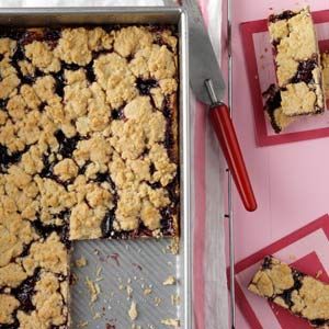 Raspberry Linzer Bars Recipe; very easy and yummy Linzer Bars, Dessert Casseroles, Interesting Desserts, Desserts Brownies, Lemon Coconut Bars, Pecan Pie Bars Easy, Pecan Pie Bars Recipe, Strawberry Oatmeal Bars, Pecan Pie Easy