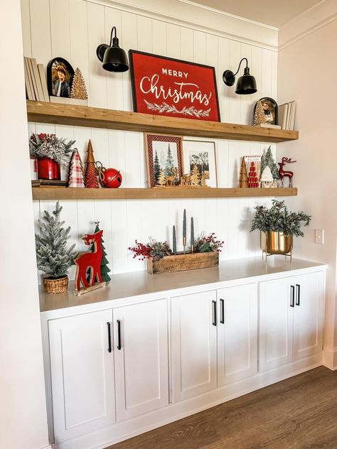 Living Room Hutch, Christmas Shelf Decor, Christmas Shelf, Decor Bookshelves, Christmas Living Room Decor, Floating Shelf Decor, House Shelves, Cozy Christmas Decor, Christmas Living Room