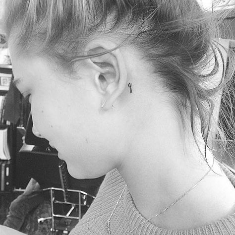 "G" for Georgia behind Hailey Baldwin's ear. Hailey Baldwin Tattoo, Jonboy Tattoo, Behind Ear Tattoos, G Tattoo, Initial Tattoo, Tattoo Parlors, Celebrity Tattoos, Unique Tattoo, 문신 디자인