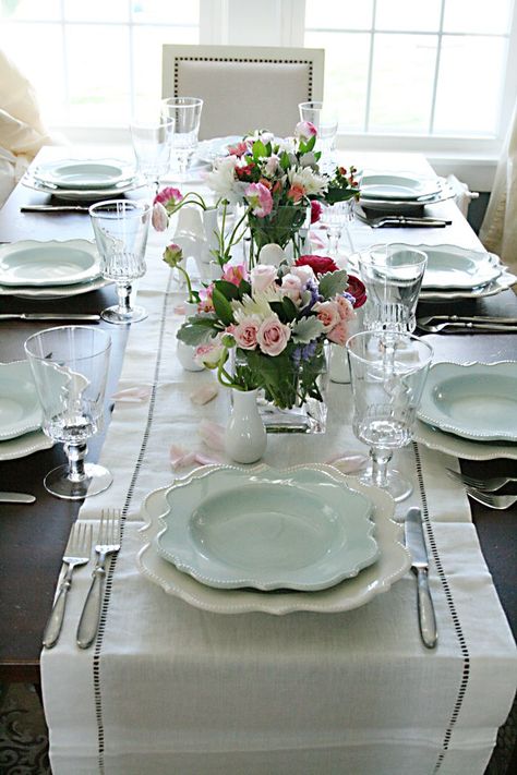 I thought it would be fun to round-up some beautiful Easter table settings to inspire you Girls Luncheon, Pastel Table, Dinner Tablescape, Flowers In Vases, Spring Table Settings, Dinner Setting, Spring Dinner, Tafel Decor, Easter Table Settings