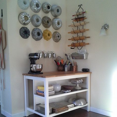 love this baking specific corner! The baking sheets and pans are perfectly organized and the antique bundt pans and rolling pans are perfectly thematic Baking Supplies Organization, Kitchen Corner Storage, Baking Storage, Baking Station, Antique Interior Design, Bundt Pans, Home Bakery Business, Bakers Kitchen, Bakery Design Interior