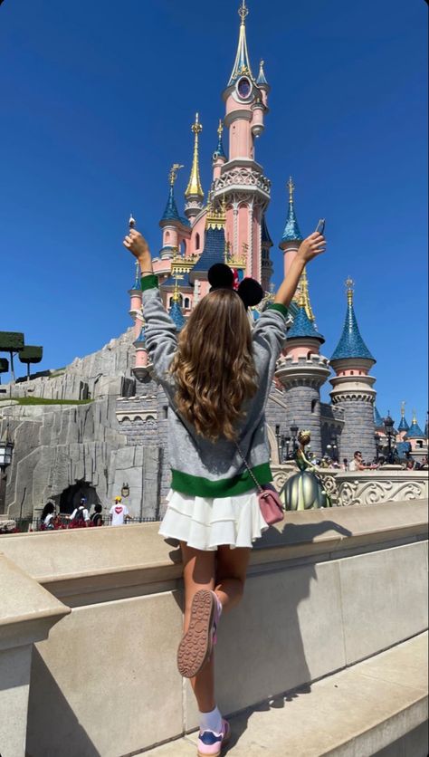 Disneyland, Paris Disneyland Paris Photos, Paris Asthetics Photos, Disneyland Picture Ideas Instagram, Disneyland Selfies, Disneyland Poses Ideas, Disney Asthetics Photos, Disneyland Paris Photo Ideas, Disneyland Paris Outfit, Disneyland Paris Aesthetic