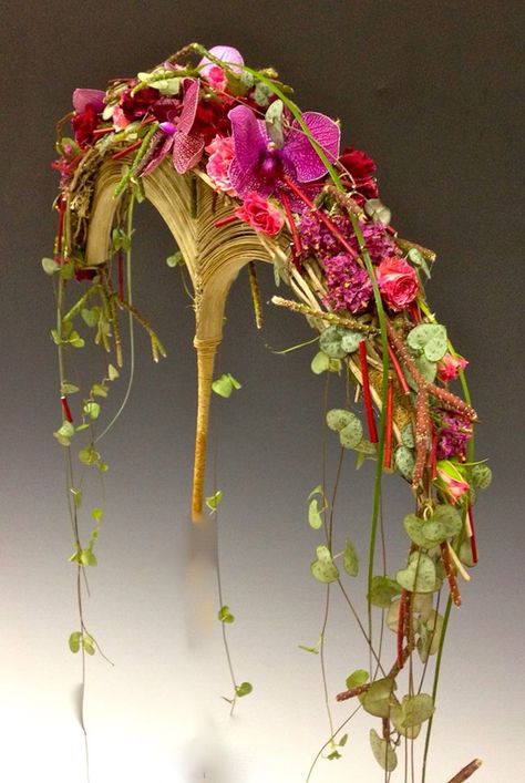 Gregor Lersch Gregor Lersch, Modern Wedding Bouquets, Cascade Design, Modern Floral Arrangements, Floral Art Arrangements, Flower Structure, Creative Flower Arrangements, Deco Floral, Arte Floral