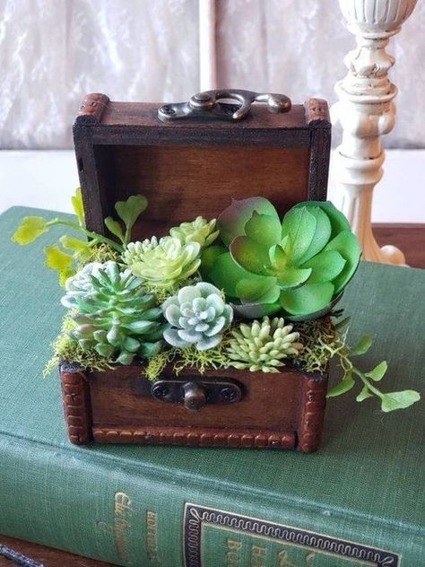 Centerpieces Masquerade, Diy Succulents Centerpiece, Wood Treasure Chest, Centerpieces Quinceanera, Quinceanera Centerpieces, Candles White, Masquerade Theme, Centerpieces Ideas, Succulent Garden Design