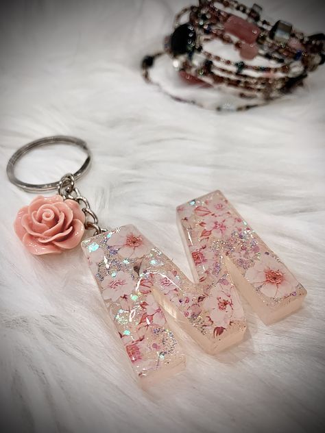 Diy Crystal Crafts, Bedazzled Liquor Bottles, Resin Pendant Diy, Bff Gifts Diy, Resin Crafts Tutorial, M Letter, Diy Resin Projects, Resin Jewelry Diy, Fun Crafts To Do