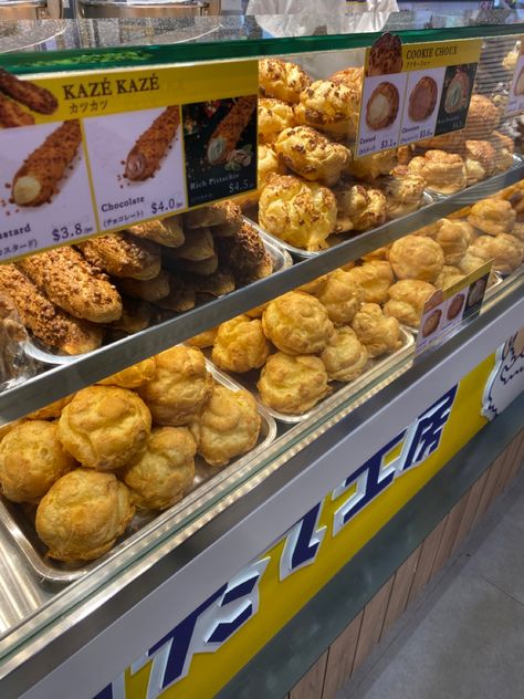 cream puffs from beard papa singapore Beard Papa Cream Puffs, Cream Puffs Aesthetic, Kue Soes, Puff Dessert, Beard Cream, Dessert Tea, Cake Candy, Bakery Packaging, Cream Puff