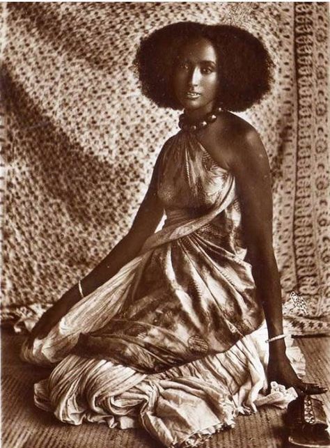 Somali Nomad Woman of the 1920’s Somali Clothing, Vintage Black Glamour, African People, African Diaspora, Black Art Pictures, Beautiful Lady, African History, African Culture, African Beauty