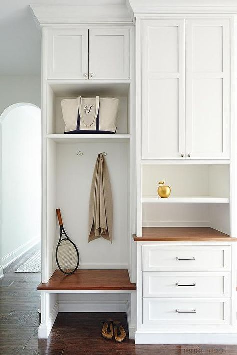 Beautiful mudroom features built-in cabinets fitted with a built-in bench with overhead shelf next to a built-in desk. Modern Farmhouse Mudroom, Ideas Armario, Transitional Laundry Room, Farmhouse Mudroom, Built In Lockers, Mudroom Cabinets, Laundry Room Storage Shelves, Mud Room Entry, Casa Loft