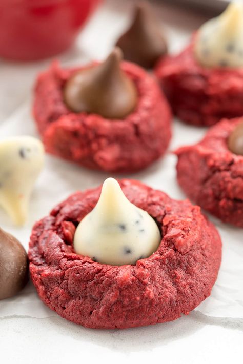 Red Velvet Hugs Blossom Cookies - this easy cookie recipe starts with a red velvet cake mix! Add a Hershey's Kiss and make them blossom cookies! Red Velvet Cheesecake Cupcakes, Homemade Red Velvet Cake, Red Velvet Cake Mix Cookies, Red Velvet Cookie Recipe, Valentine's Day Sweets, Hugs Cookies, Velvet Cakes, Future Chef, Crazy For Crust