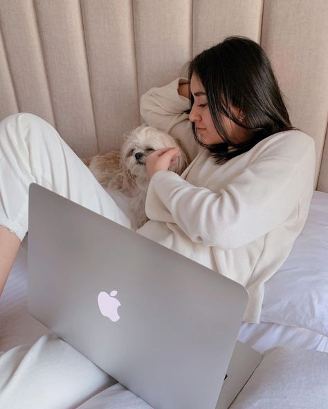 Sophie ♡ on Instagram: “» Tardes Bogotanas súper lluviosas que solo provocan estudiar en la cama 🌧 Chic@s! Les quiero regalar a dos de ustedes un pack de…” Mirror Selfie, Electronic Products, On Instagram, Instagram