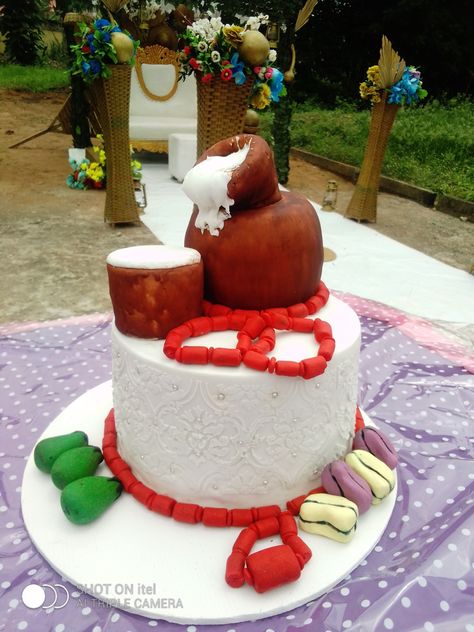 Traditional marriage cake Traditional Cake Designs, Traditional Marriage Cake, Marriage Cake, Cake Samples, Recipe For Marriage, Graduation Cake Designs, Nigerian Traditional Wedding, Carrie Underwood Photos, Ankara Short