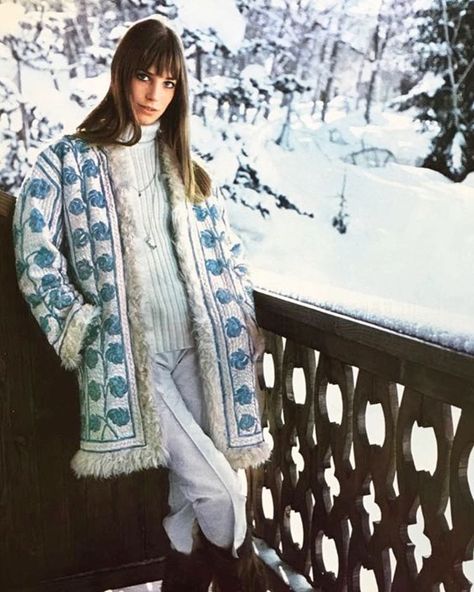 Jane Birkin in Megève, photo Luc Fournol, Jours de France February 1969 #janebirkin #lucfournol #60sfashion #joursdefrance #february1969… Vintage Apres Ski, Retro Eyeliner, Style Jane Birkin, Jane Birken, Jane Birkin Style, Apres Ski Style, Apres Ski Party, Sportswear Outfits, Bianca Jagger