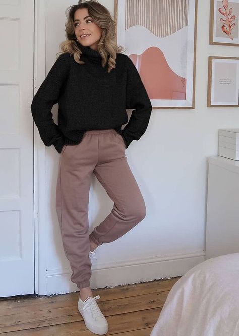 Joggers Sweater Outfit, Jogger And Sweater Outfits, Teacher Jogger Outfits Winter, Taupe Joggers Outfit, Tan Joggers Outfit Women, Brown Joggers Outfit Women, Brown Joggers Outfit, Brown Sweatpants Outfits, Joggers Outfit Women