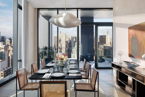 modern dining room New York luxury penthouse Penthouse Decor, Manhattan Penthouse, Gramercy Park Hotel, Luxurious Penthouse, Penthouse Interior, New York Penthouse, Modern Apartment Design, New York Architecture, Gramercy Park