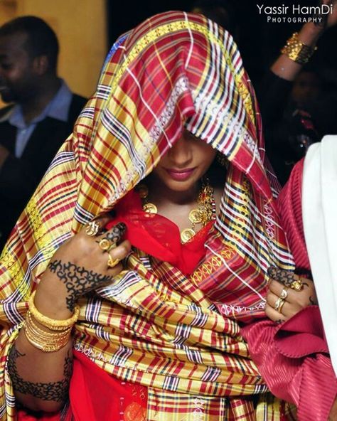 Yassir hamdi photography, sudanese bride, gorgeous pic #MuslimWedding, www.PerfectMuslimWedding.com Sudanese Bride, Sudanese Clothing, Hijabi Brides, African Traditional Wedding, Wedding Henna, Beautiful Henna Designs, Henna Party, Beautiful Beach Wedding, Traditional Bride