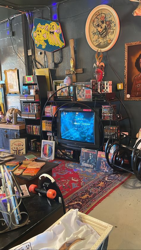 Cool Basement Rooms, Eclectic Man Cave, Early 2000s Interior Design, Comic Book Decor Ideas, Retro Things, Crt Tv Aesthetic Room, Messy Apartment Living Room, 90s Rock Room Aesthetic, 2000s Living Room