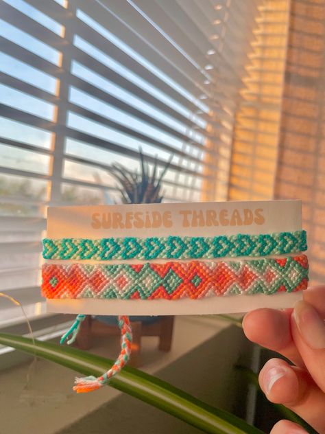 Summer Embroidery Bracelets, Friendship Bracelet Stack Ideas, Bells Bracelet Tsitp, Preppy String Bracelets, Tsitp Bracelet Ideas, Summer Camp Bracelets, Tropical Friendship Bracelet, Summer Bracelet Patterns, Summer String Bracelets