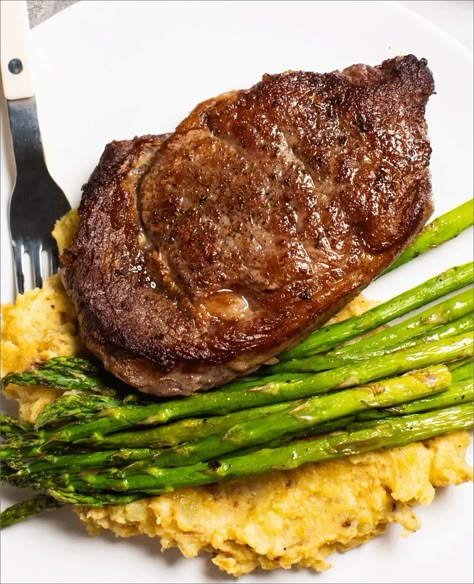 How to Cook Bison Steaks: A Simple Bison Ribeye Dinner - Tried & True Recipes Ribeye Plating Ideas, Bison Sirloin Steak Recipe, Ribeye Dinner, Bison Steak Recipes, Bison Meat Recipes, Bison Chili Recipe, Sirloin Steak Recipes, Bison Recipes, Eating Photography