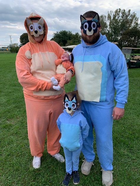 My daughter wanted to be the Heeler family but I couldn’t find anything that looked good. Bought white pants and sweatshirts, Rit dye, and felt and got to work. Used the Bluey paper mask as an outline. Bluey Family Costume Ideas, Heeler Family Costume, Chili And Bandit Bluey Costume, Diy Bluey Family Costume, Family Bluey Halloween Costumes, Bluey Family Costumes, Bluey Bingo Halloween Costume, Bluey Costume, Diy Bluey Costume