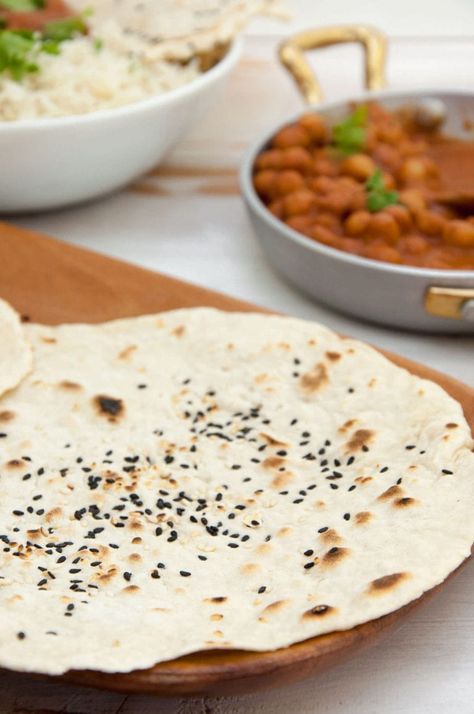 Vegan Sesame Naan with chickpea curry Vegan Flatbread, Naan Flatbread, Recipes With Naan Bread, Alkaline Diet Recipes, Naan Recipe, Wfpb Recipes, Vegan Main Dishes, Oil Free Vegan, Vegan Bread